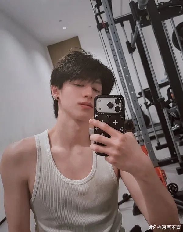 朱志鑫身材太完美了，比老铲的好看多了（老铲骨架太小了，适合做女孩子） 