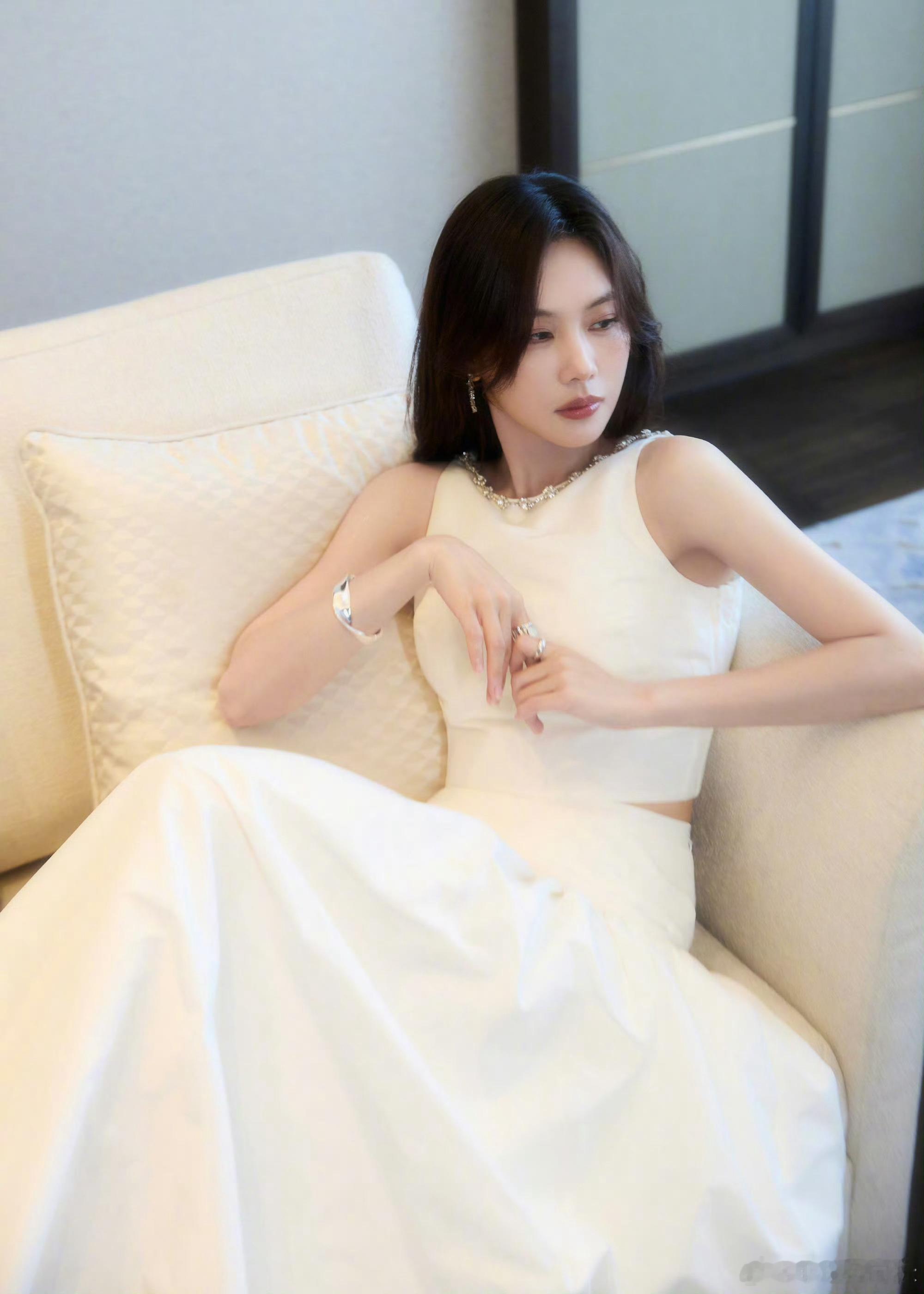 王霏霏39岁生日写真王霏霏生日写真 谁懂啊！39岁的王霏霏这状态也太绝了吧，白裙