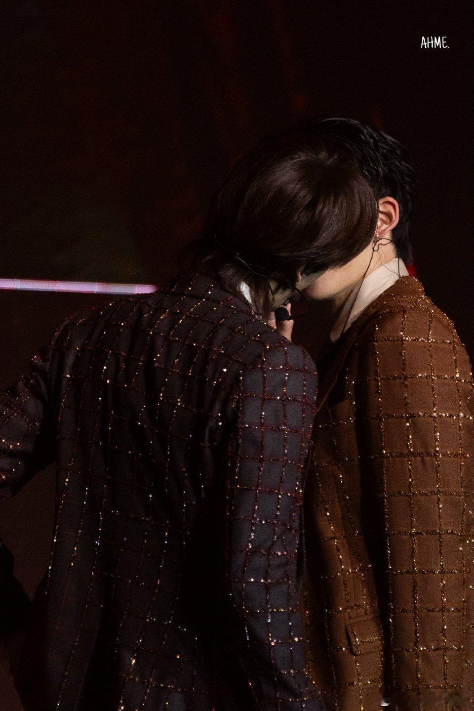 我将造谣家产在台上亲了 