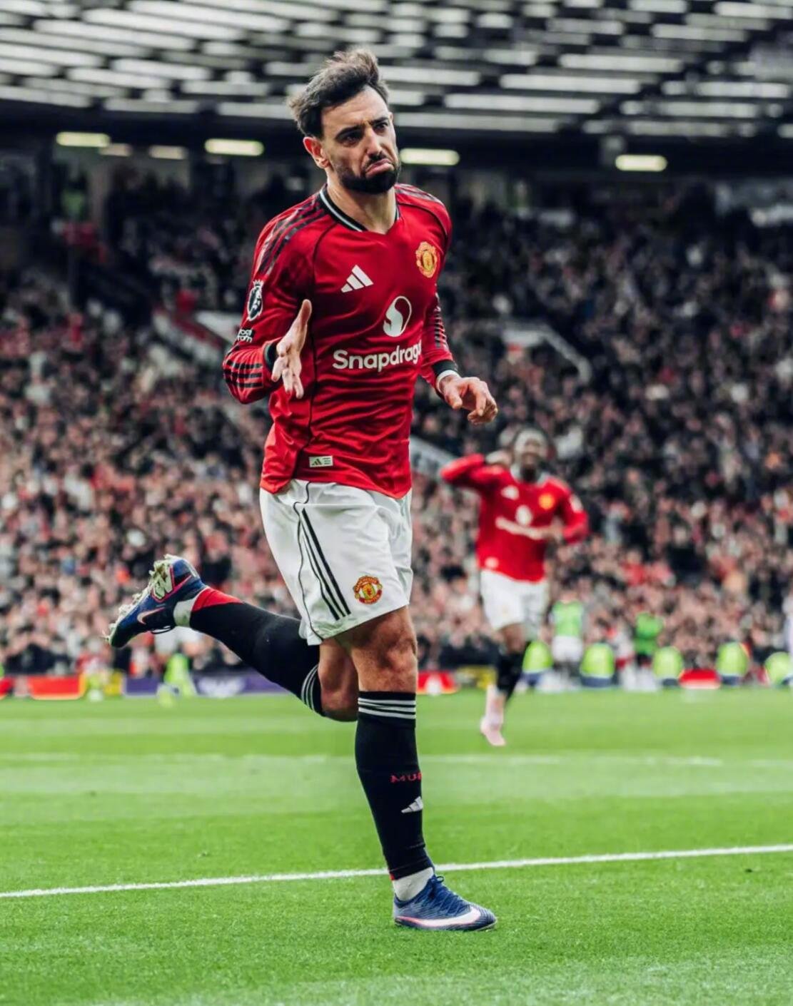 根据权威足球数据平台FotMob的统计，曼联中场核心布鲁诺-费尔南德斯以平均7.