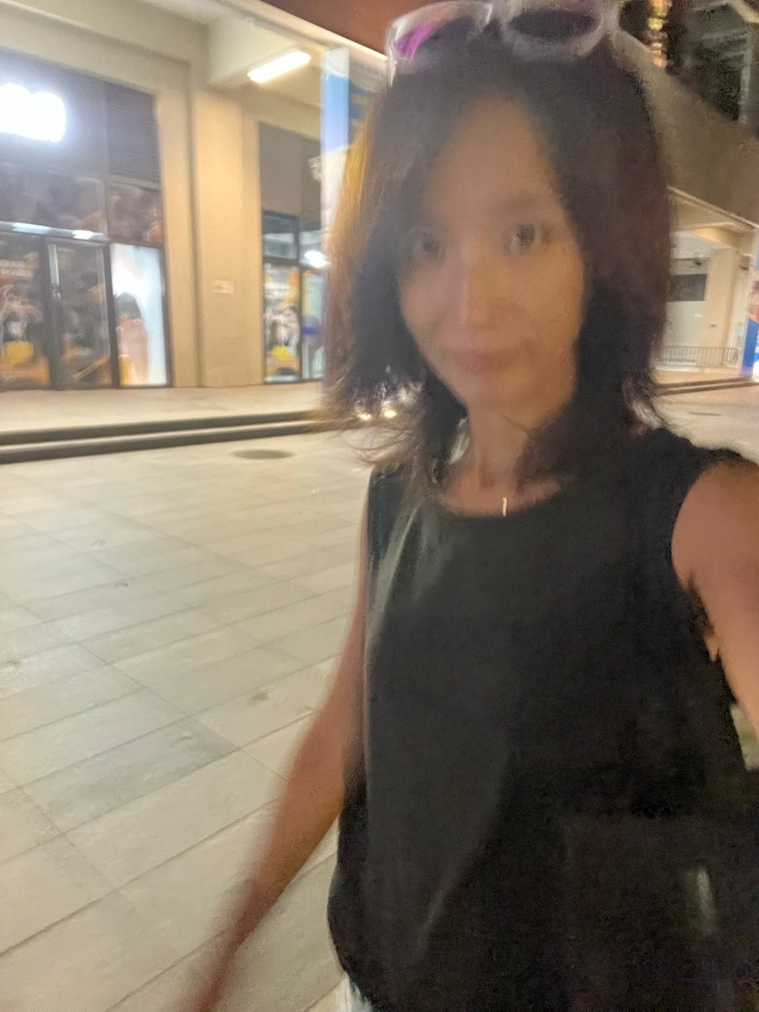 和一家三口游泳。爸爸会狗刨，自学了蛙泳，现在属于陆地动作很标准，进了水就不行了[