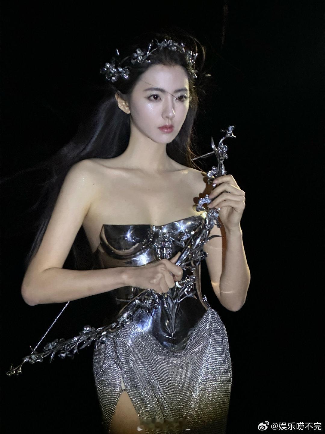 何子怡 内娱00花妆造卷起来了 星光大赏最佳妆造非她莫属！冷艳女战士造型戳中审美