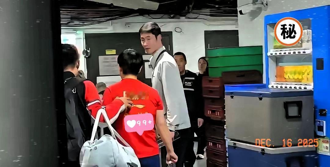 孙颖莎伤退刚走出赛场，
王励勤堵在门口问话，
三句聊完她头也不回离开。
 
就这