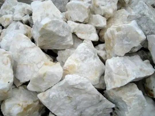 石英出口这道闸门一旦开始收窄，台湾产业界听到的就不是政治信号了，是生产线报警器在