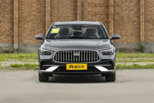 15万内拿下四驱豪华电混轿车，深度体验吉利银河星耀7 MAX