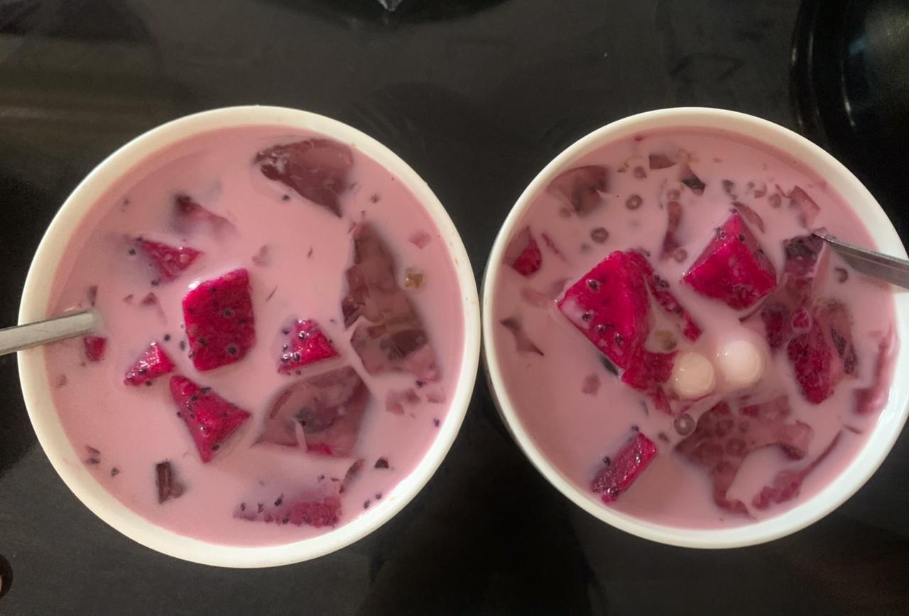 亲手做的水果冰粉奶茶，味道还是相当不错的，小朋友特别喜欢吃[赞][赞]