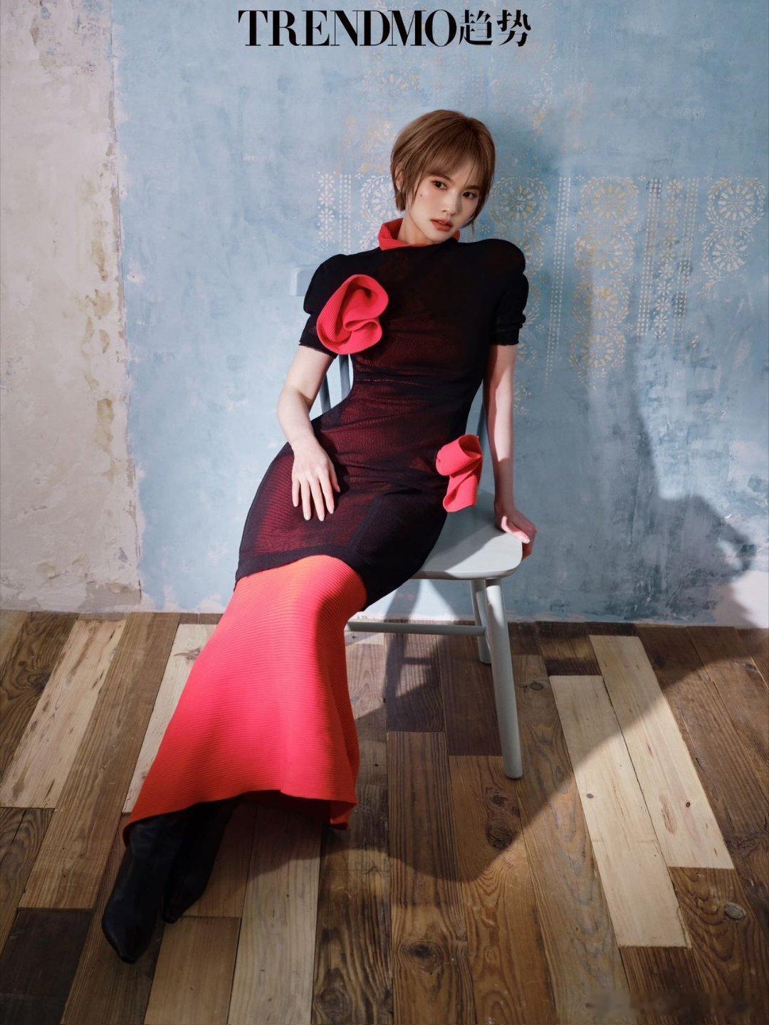 杨丞琳短发纱裙造型丞琳这短发配上纱裙，简直是甜酷天花板！这黑红撞色太显白，感觉整