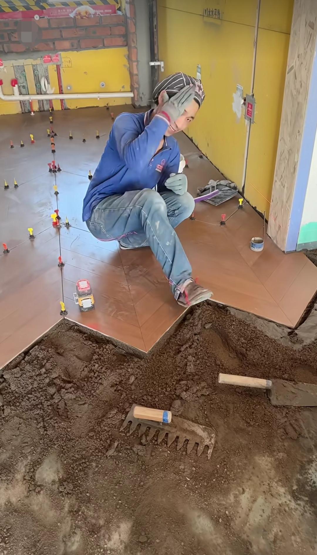 如今贴瓷砖这一行愈发内卷，师傅的工钱不仅提不上去，业主的要求却越来越多，对质量的