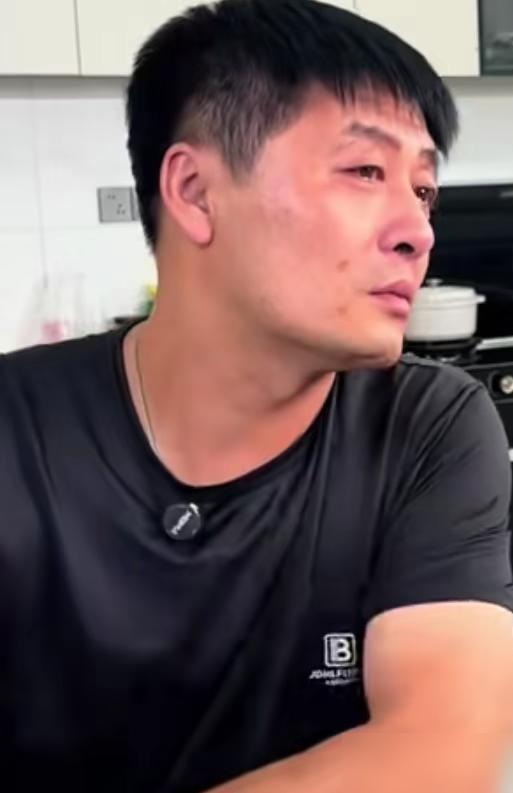 42岁烧烤老陈直播间哭了，不是矫情，是被羊毛党薅穿了。
 
他给家乡带货迪可牛肉