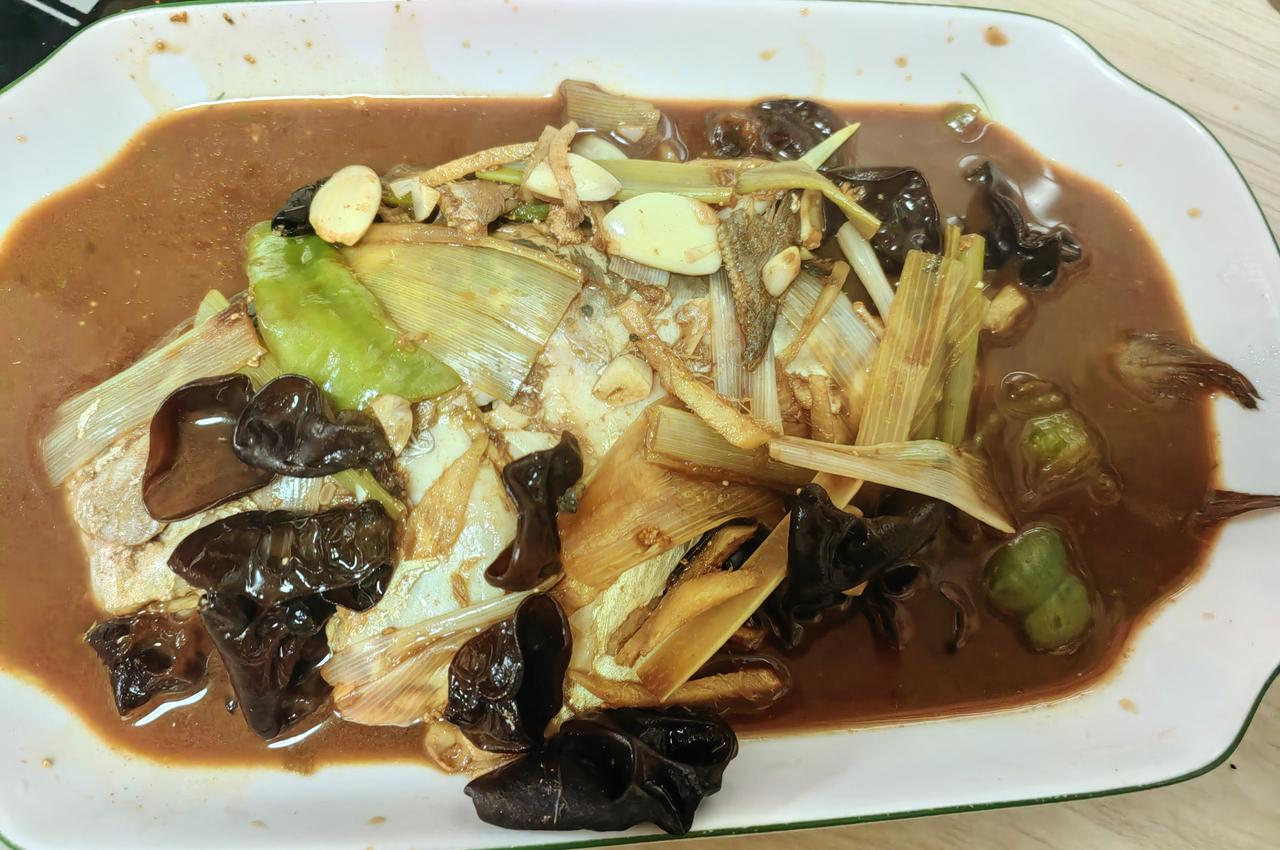 父女俩的午餐。红烧剥皮鱼，江南传统鸡蛋烧丝瓜，鸡蛋少了，江南传统红苋菜做法。丝瓜