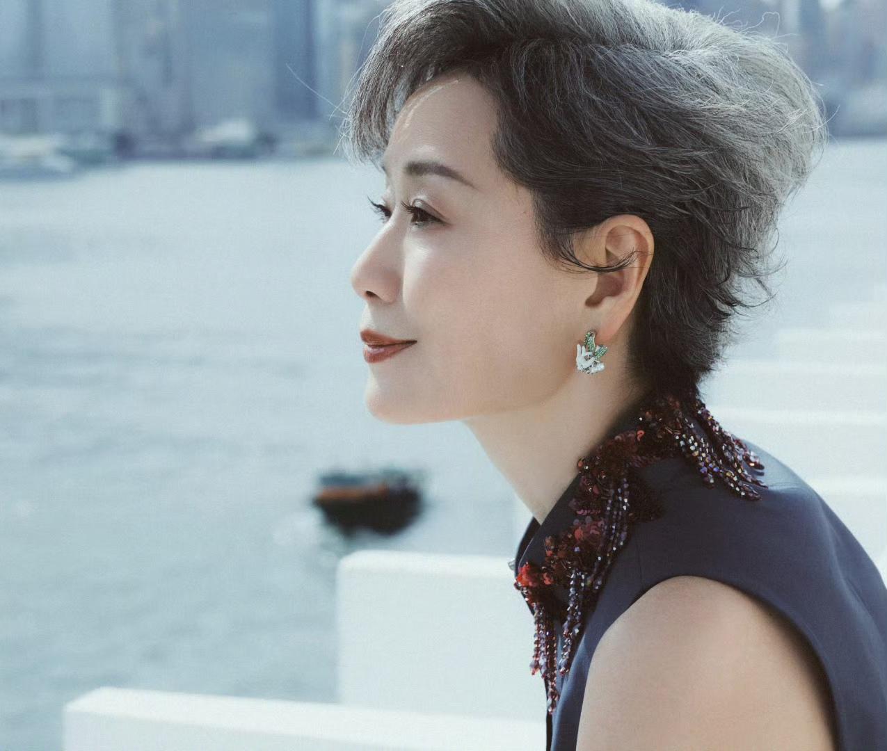 假装陪叶童看海去，海不见我，我自去见海……

呵呵，光想想就很美好！话说，如果这