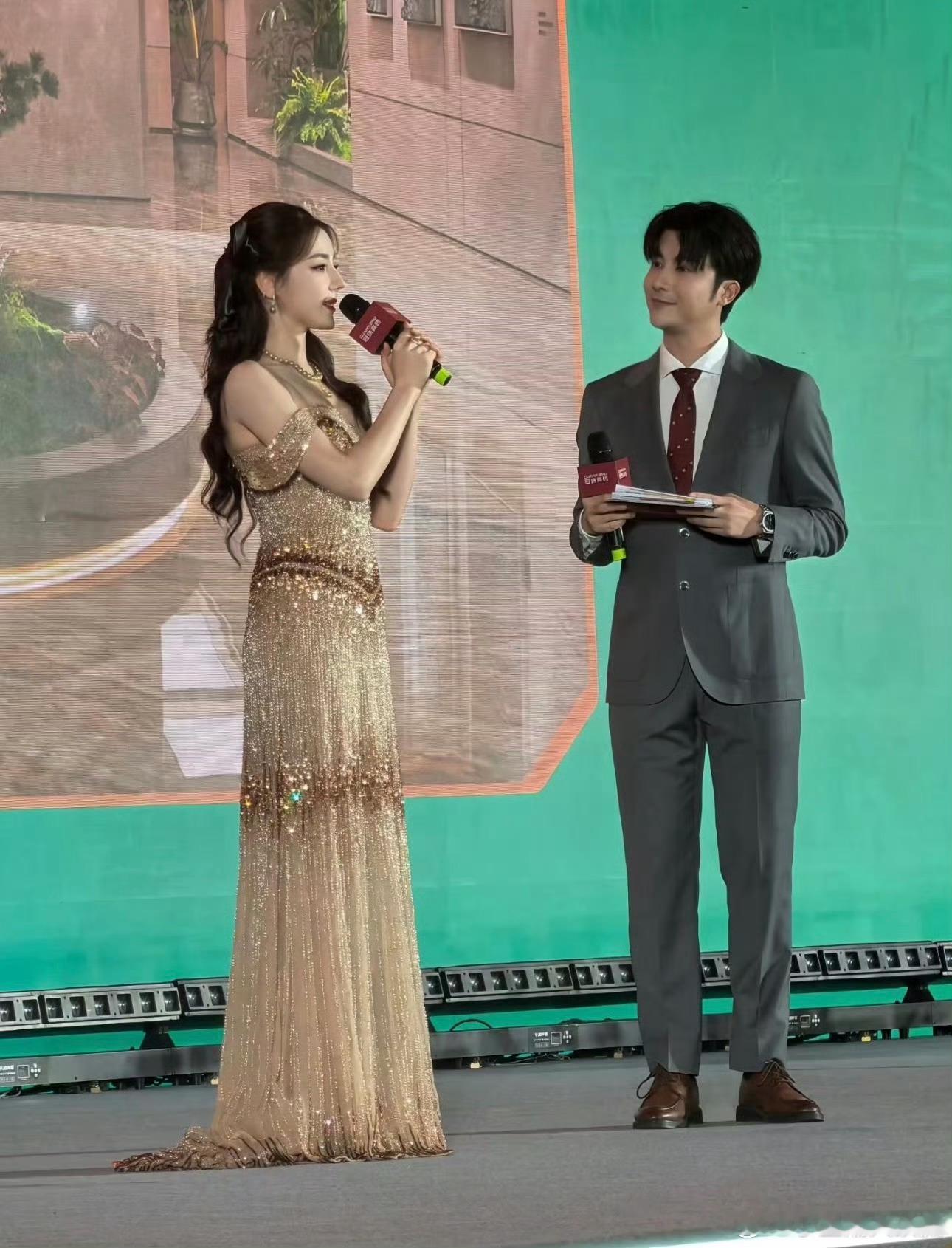 迪丽热巴  主持人看迪丽热巴的眼神完全就是在演我主持人看迪丽热巴的眼神