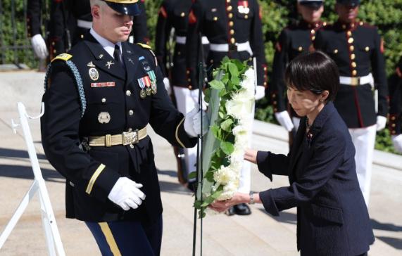 日本人的奇大耻辱
日本首相高市早苗为了讨好特朗普，选择前往美国阿灵顿国家公墓致敬