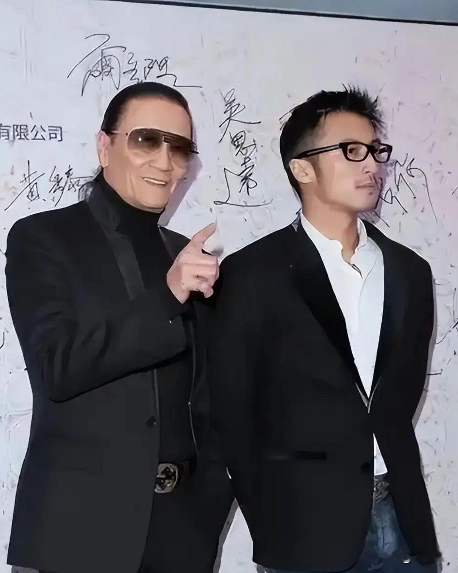 西班牙广场的许愿池前，谢贤默默许愿，盼望一双儿女拥有美好的人生。谢霆锋许下心愿：