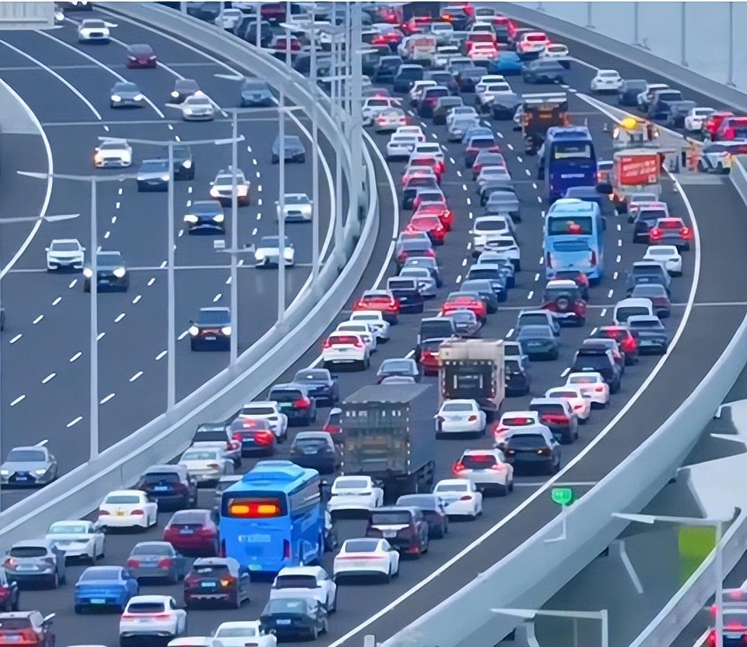 【发展的中国让世界看到希望】
        中国走和平发展道路，这可是明智之举