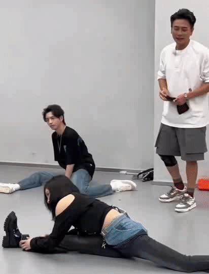 他努力好几次才勉强碰到脚尖

一回头看见旁边的许佳琪轻松摆出了一字马

就一整个