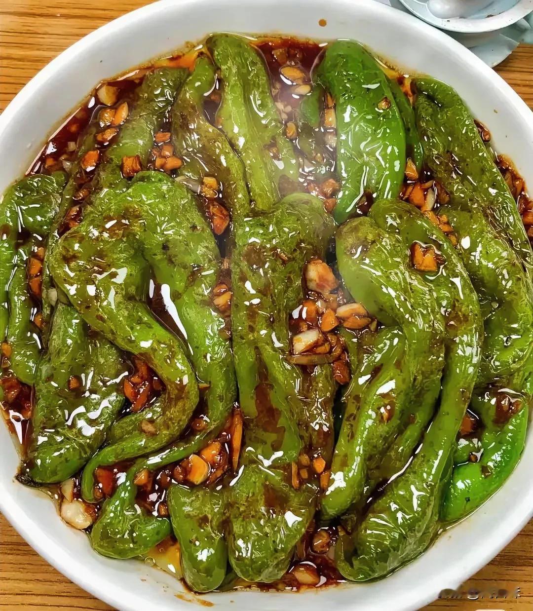 1. 处理青椒 
青椒洗净去蒂，用刀轻拍或压扁（更易入味），沥干水分（防止煎炸时