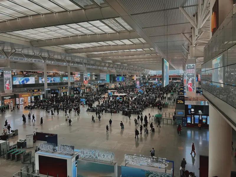 2月24日，上海虹桥站凌晨返程打车难 ：超1200人在线排队，有人打货拉拉回家，