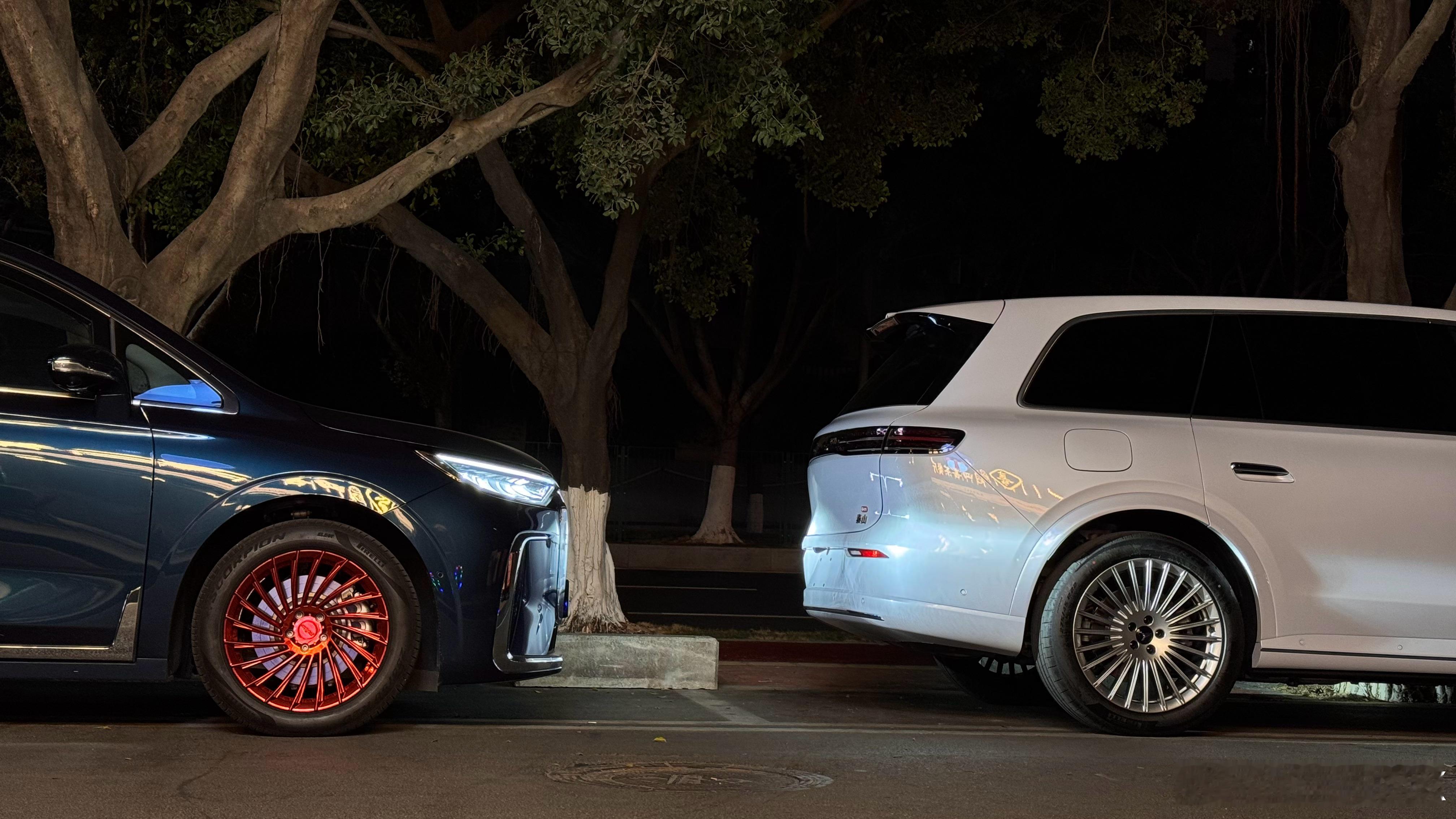 多辐条配大尺寸车身是好看的目前就是颜色稍微普通了些因为原装的ET和J都做得很饱满