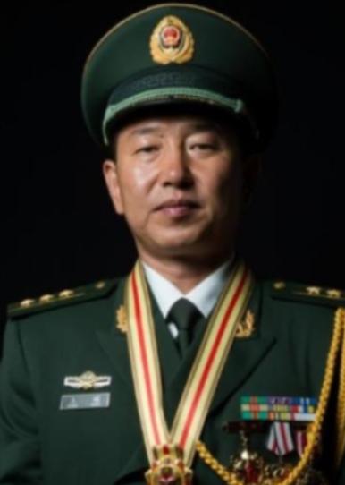 2008年，一群恐怖分子袭击了我国南疆的一个检查站，残忍杀害多名队员，指挥员王刚
