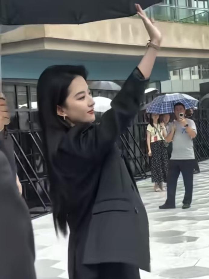 雨中现身！刘亦菲一身黑西装气场全开，生图美得让人挪不开眼
 
下雨天的路透，最能