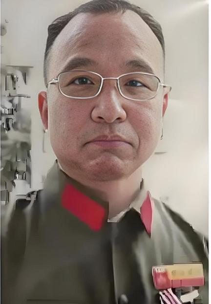 1984年，战士李陶雄中弹牺牲，送葬途中遗体竟两次从车上跌落，护士郑英察觉异样，