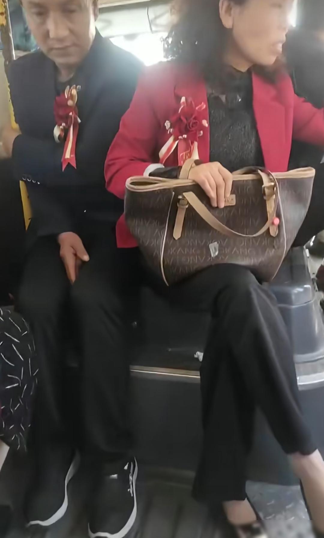 这是一辆公交车来接新娘吗？