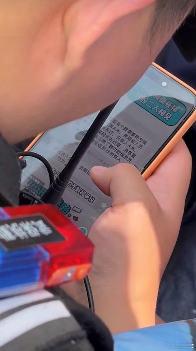 保安小哥在橹穆99声中搜起了这对cp太湖湾音乐节保安搜橹穆CP 太湖湾音乐节保安