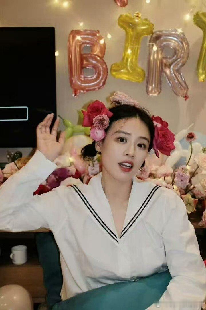 马思纯云南体验簪花被马思纯的簪花造型狠狠打动，没有浓妆艳抹，只有清透妆容和满头鲜