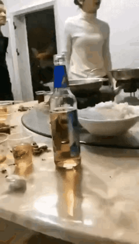 一家人在饭店用餐时，夫妻间因小争执引发矛盾。妻子情绪激动下起身怒斥丈夫，更冲动地