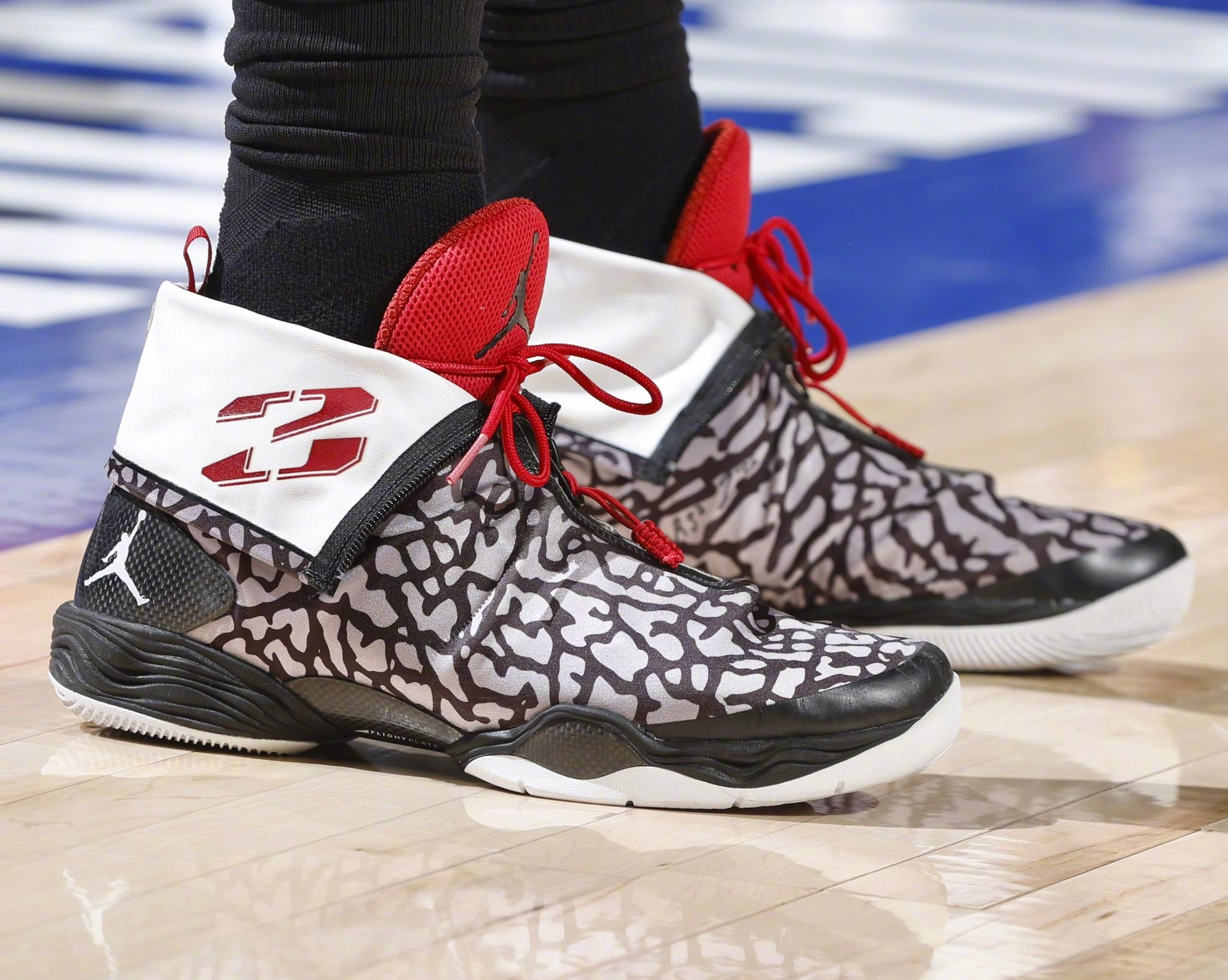 小哈达威挺喜欢上脚老鞋款，或者可以说也很爱穿AJ。图中是这些年他穿的几款，当然像