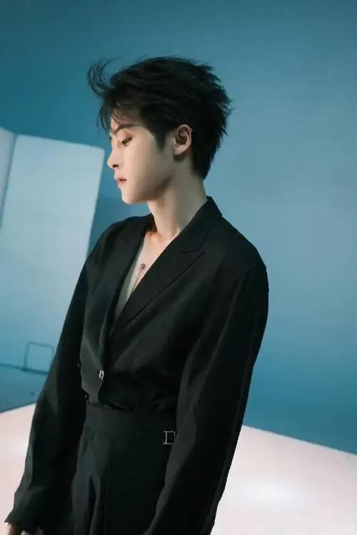 #檀健次  巨帅# 檀健次以一袭黑色深V真空西装惊艳亮相，黑色，在檀健次身上被赋