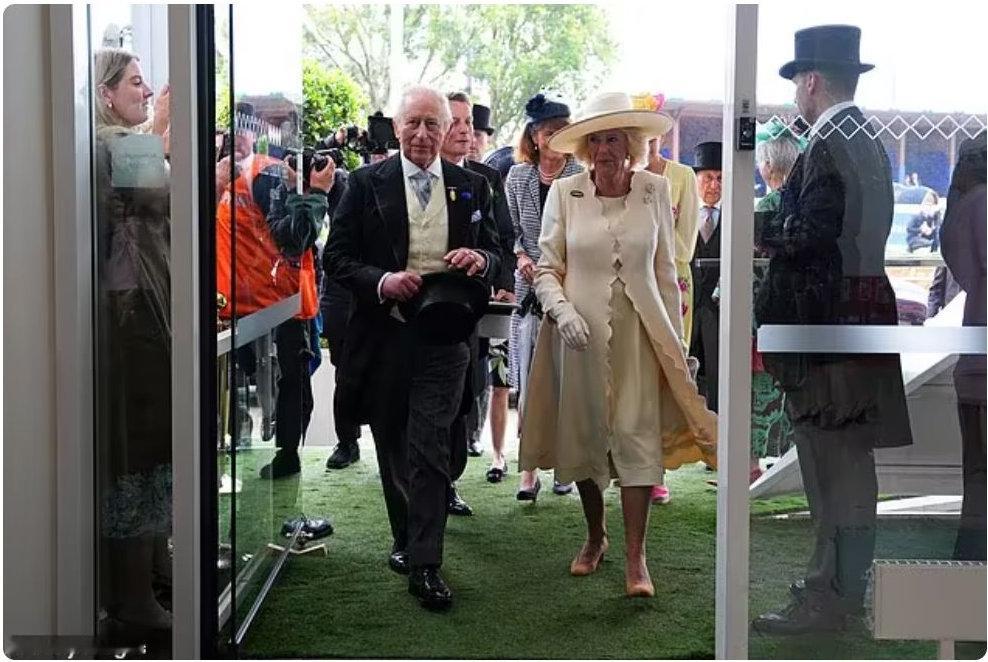 英国王室久违举行婚礼！英王凯特齐出席，伴娘团夺目，新婚夫妇的仨闺女 