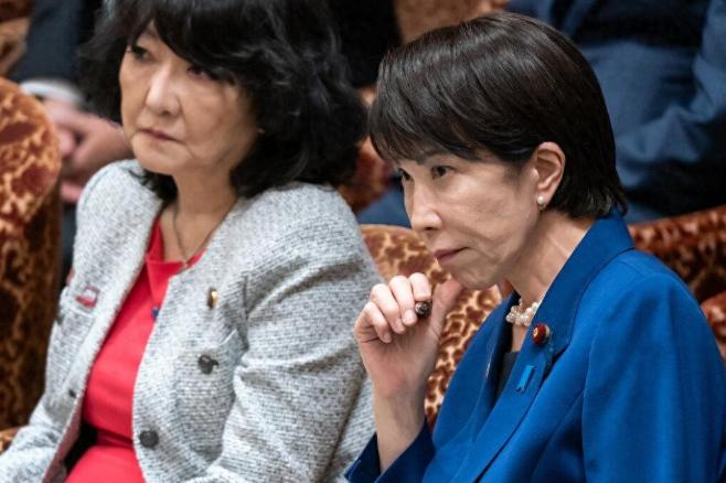 “军民两用物项”被管制后，日本最先发声的是金井正彰，而高市早苗和经济安保大臣小野