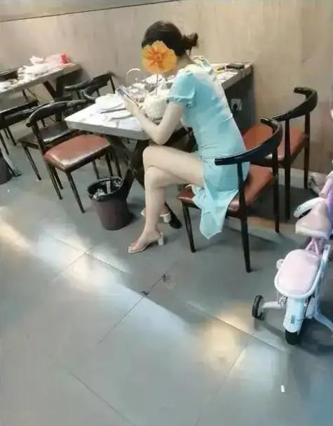 兄弟们，小弟需要你们的时候来了……

这么漂亮的小姐姐，居然被我遇到了，怎么搭讪