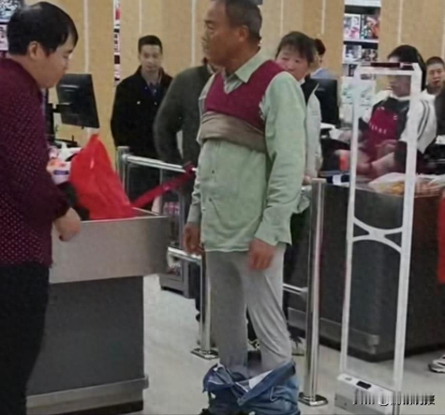 六旬老人超市脱衣证清白。[听歌]

在安徽巢湖一家经营八年的超市里，一位六十多岁