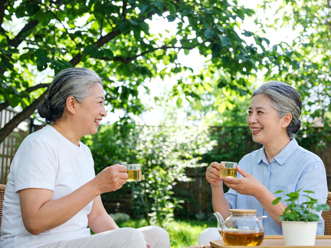 标题：人老了，圈子要干净
远离是非人，远离糟心事，
和舒服的人在一起，
轻松过好