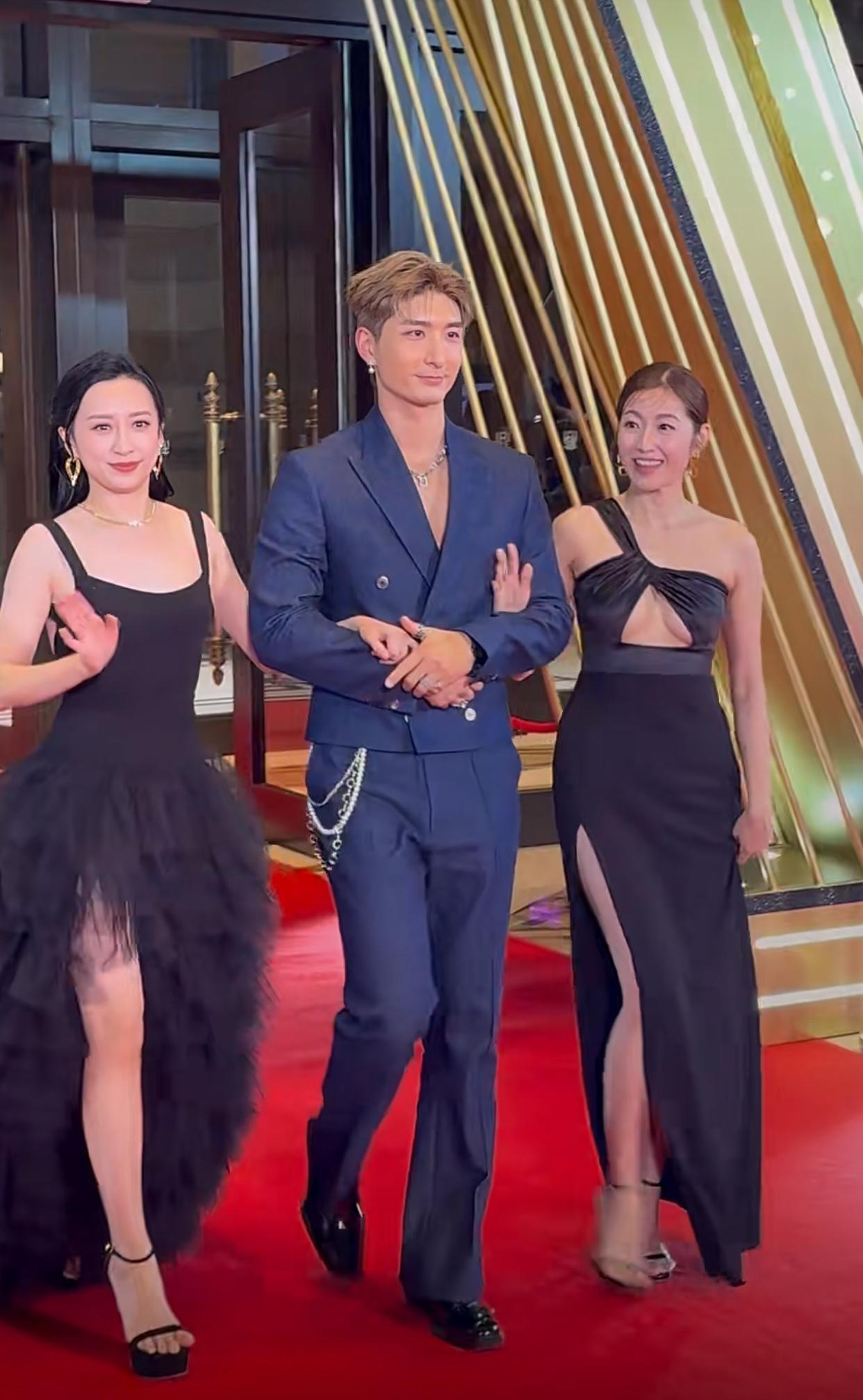 为什么香港的女明星走红毯穿得都很暗呢？

就没看见过什么亮色礼服，不是灰扑扑的，