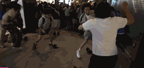 场面彻底失控！NBA总决赛G3纽约街头爆发大规模暴力冲突，马刺球迷遭围殴、警方出