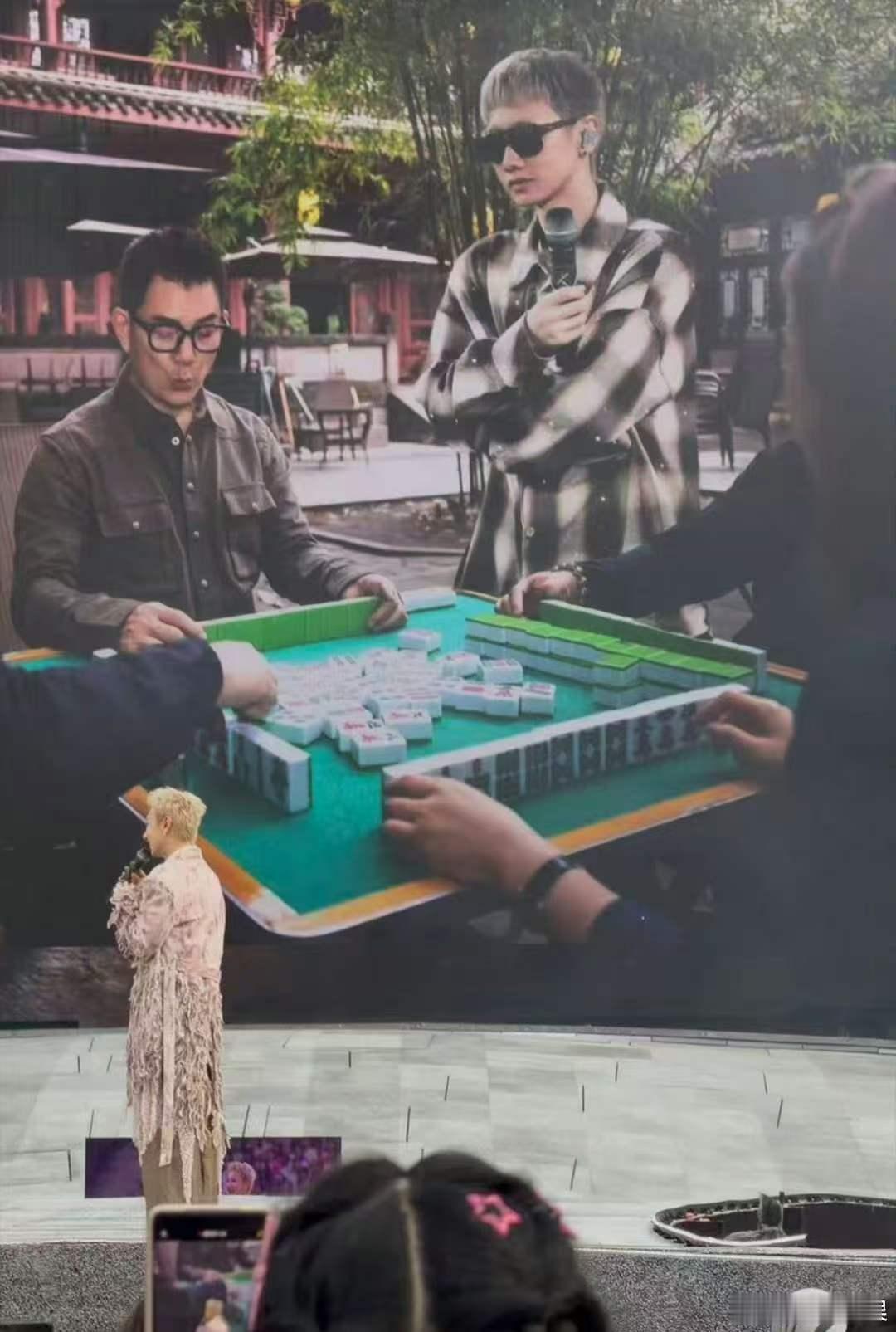 汪苏泷祝任贤齐生日快乐汪苏泷发任贤齐合照 这场跨舞台的祝福太有氛围感！汪苏泷在演