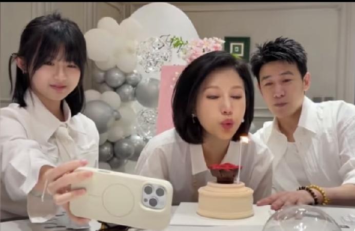 鲍蕾现在应该特别开心！

8月3日，陆毅和鲍蕾的女儿贝儿为了庆祝妈妈50岁生日，