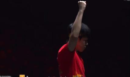 王楚钦对樊振东那记神仙球，看多少遍都觉得离谱。
樊振东一个高质量的奔球过来，眼看