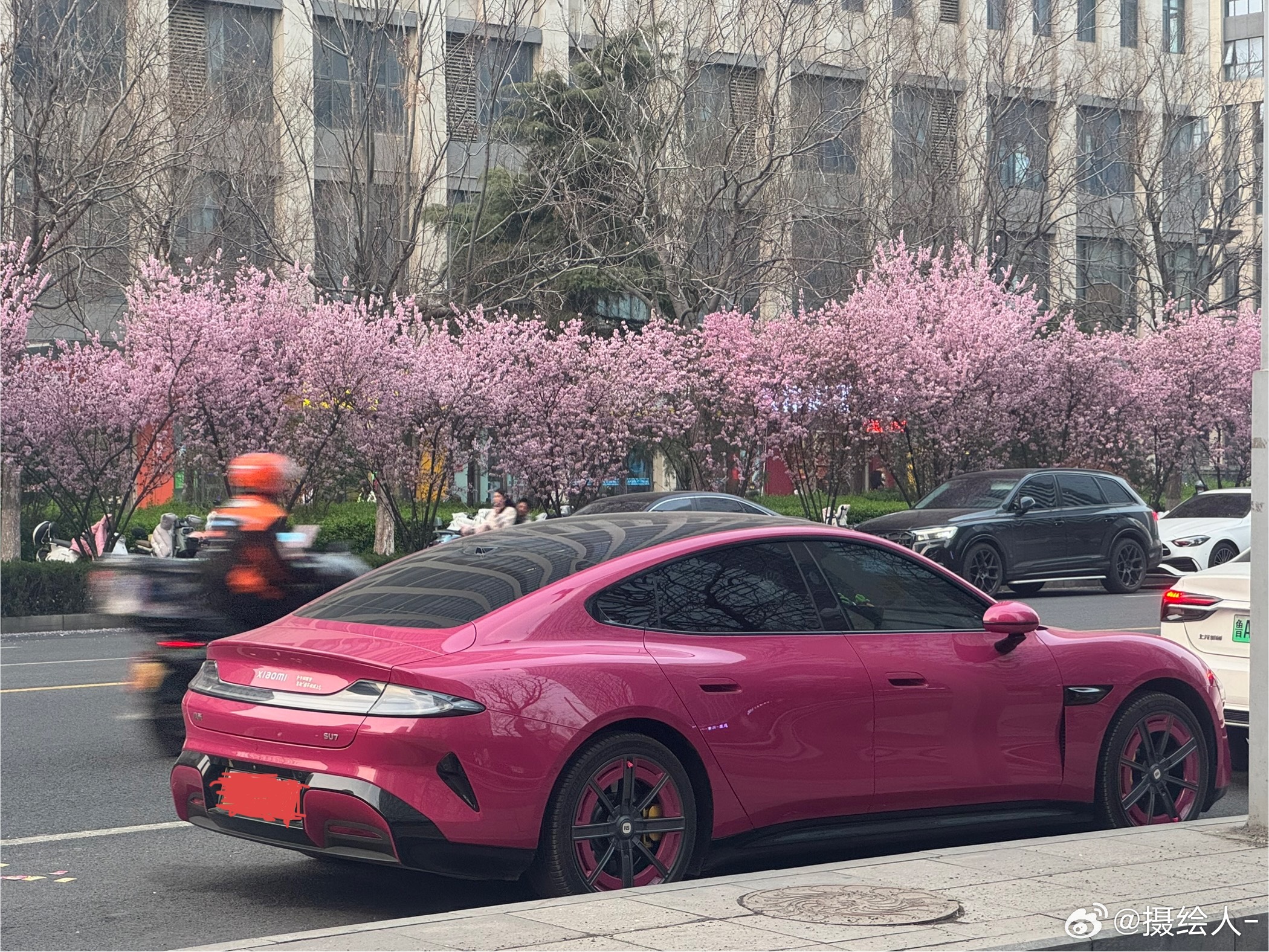 有没有觉得这个车的颜色和后面的花还挺搭的小米su7