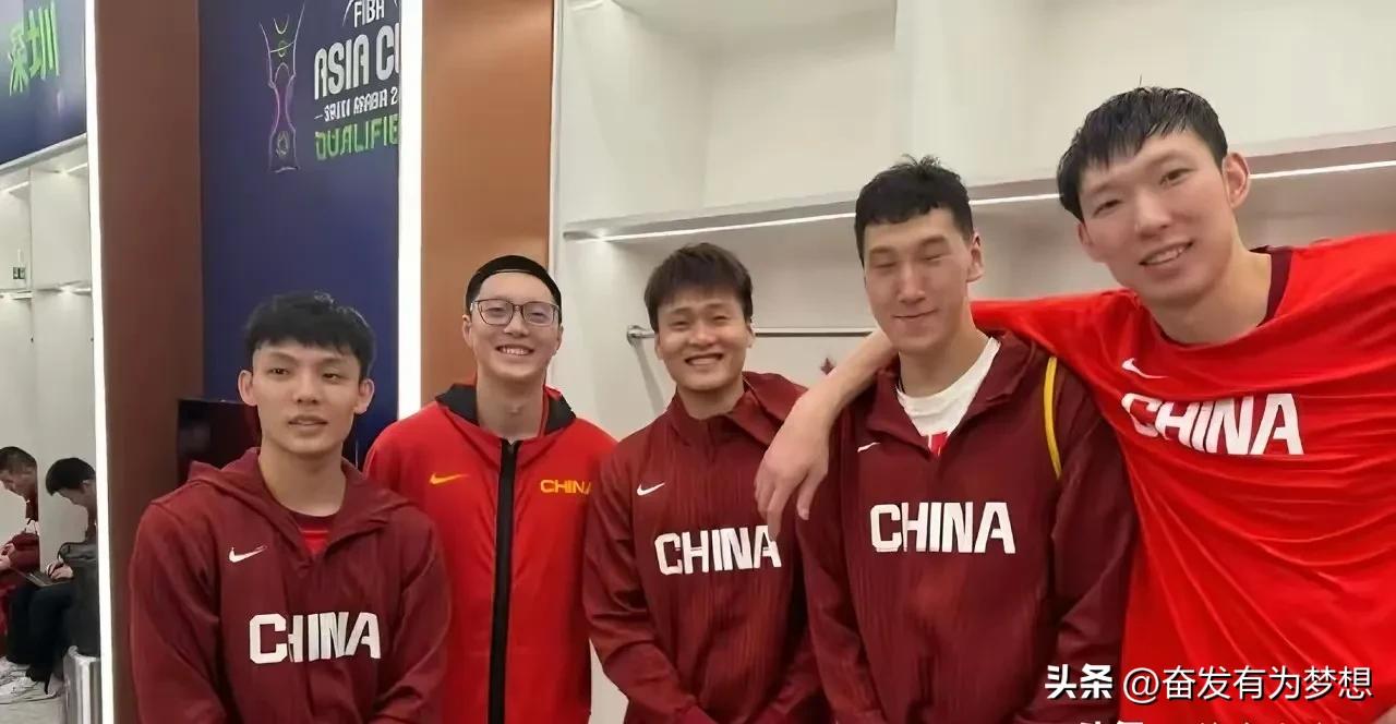 广东队这两套阵容打打比赛谁赢?
图1阵容VS图2阵容
1.后卫:徐杰VS陈江华，