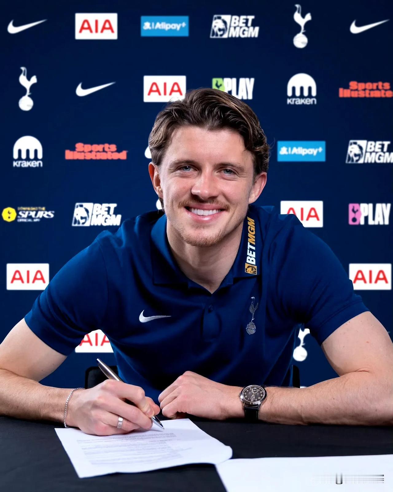 官方：热刺签下加拉格尔

25岁的英格兰中场加拉格尔出自切尔西青训，曾代表切尔西