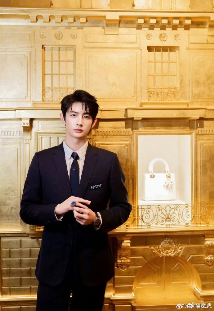 曝周也男友是周皓崎周也男友疑似是周皓崎 曝周也男友是周皓崎，两个人因dior相识