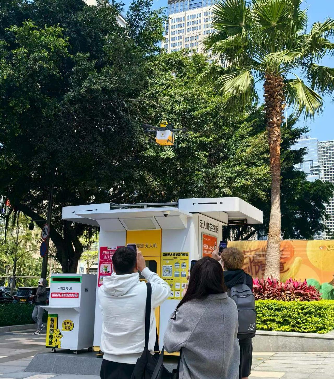 深圳街头出现了“空中快递员”
      一个深圳朋友给我发来几张图片，让我很是