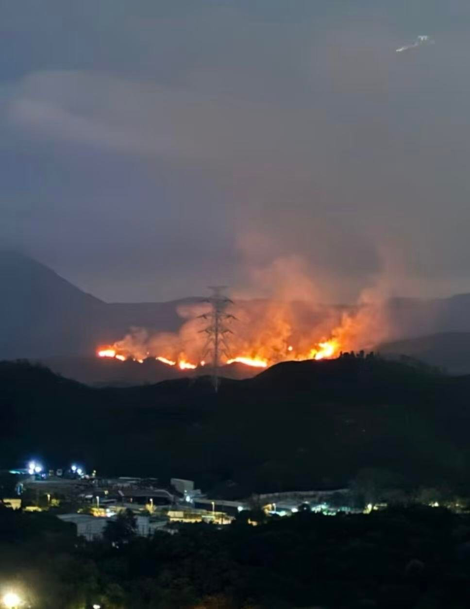 香港突发山火 这火势不小啊！还记得年前那几栋呢吗？当时大陆想去帮忙，好嘛。。。人