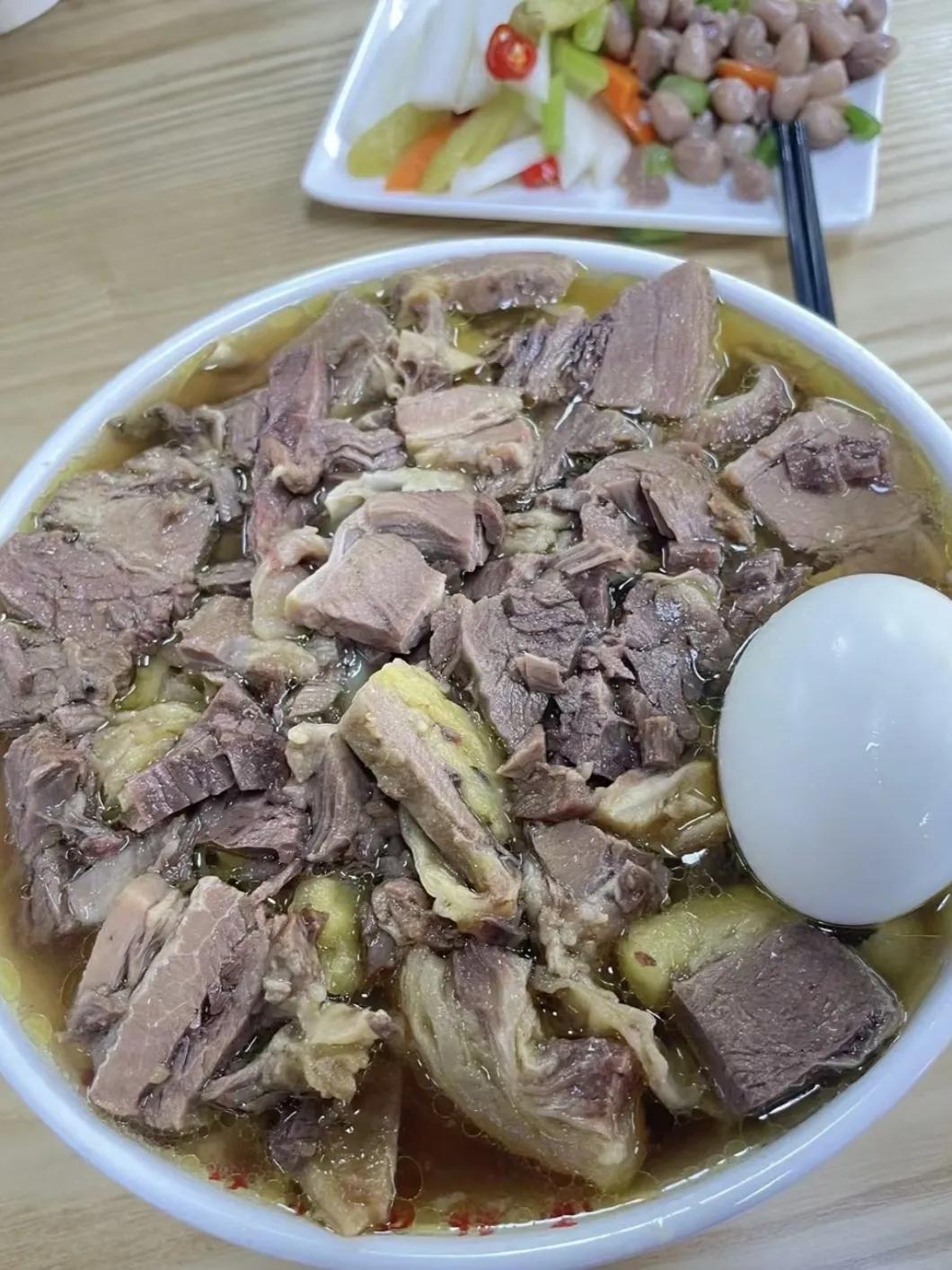 网友晒的在内蒙古点的牛肉面，只要15元，还加了一个蛋！还有小菜！满满牛肉，这么多