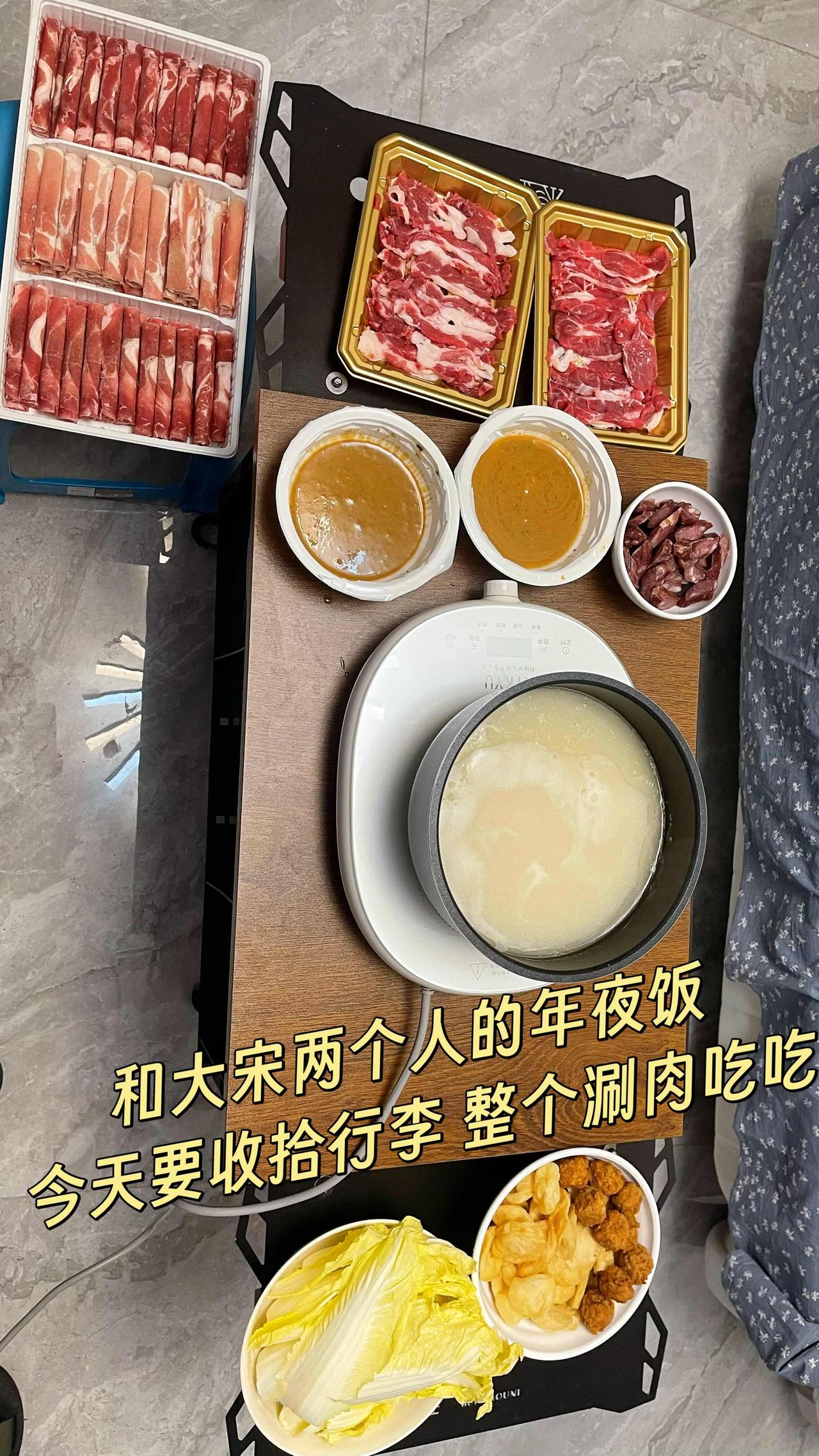 此刻正在收拾行李，明天要开房车去新疆啦
新的一年，大宋小鱼祝大家：
想去的地方都